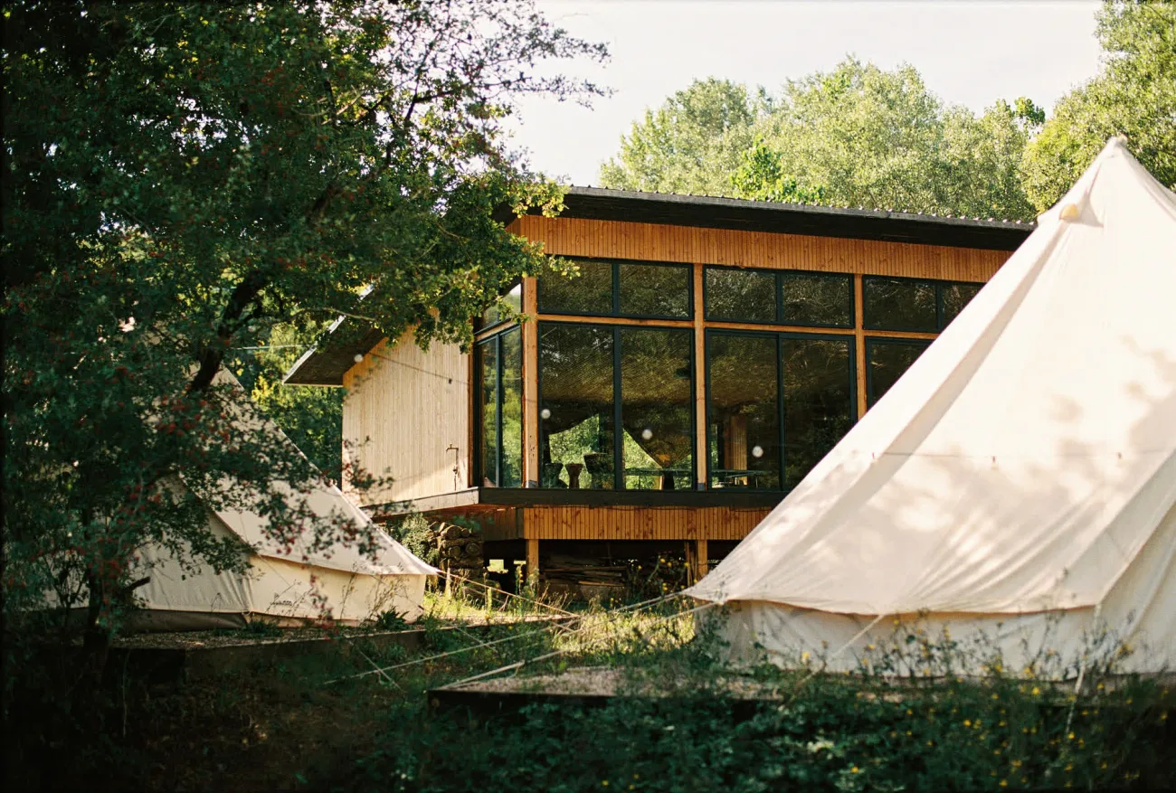 Le shala et les tipis de LAOM