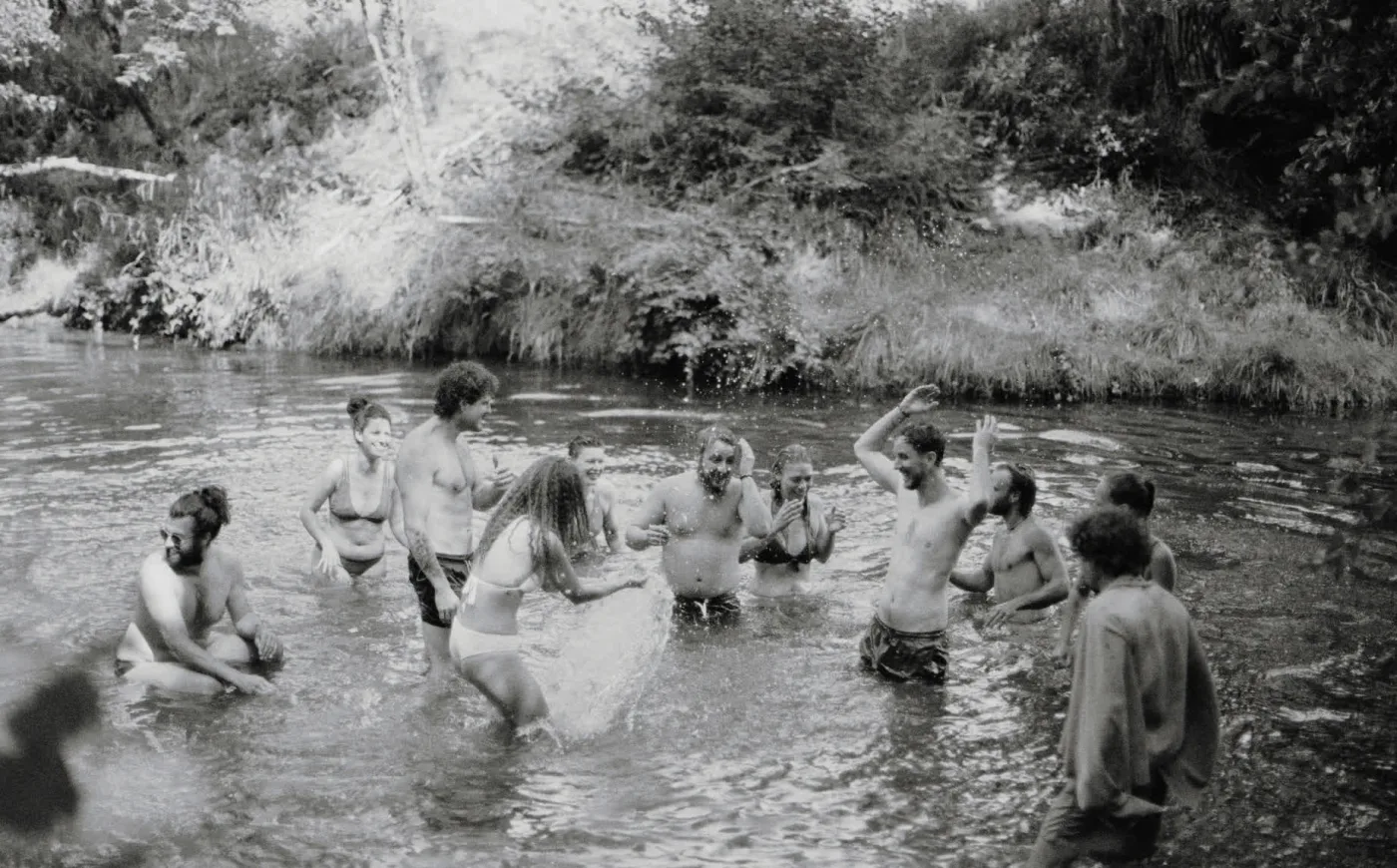 Baignade dans la rivière du domaine